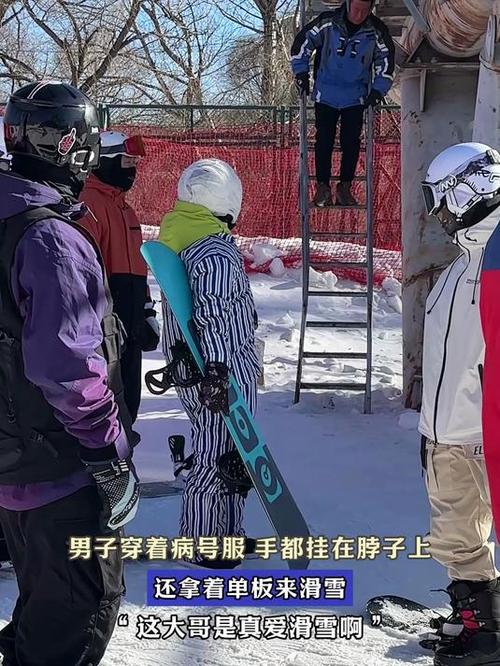 澳門城市大學(xué)研究生和穿病號服拍視頻嚇人與穿病號服拍照