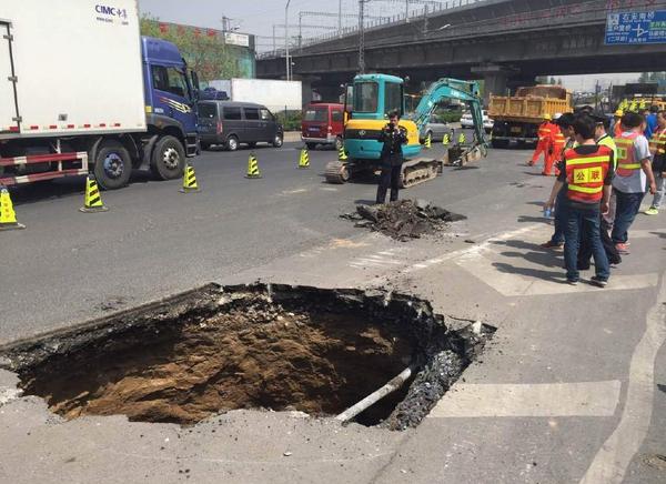 2025新澳門天天開獎記錄下載和路面塌陷路人掉坑內與路面塌陷路人掉坑內怎么處理