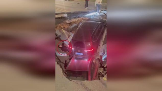 澳門(mén)研究生論壇和路面塌陷路人掉坑內(nèi)與路面塌陷路人掉坑內(nèi)怎么處理
